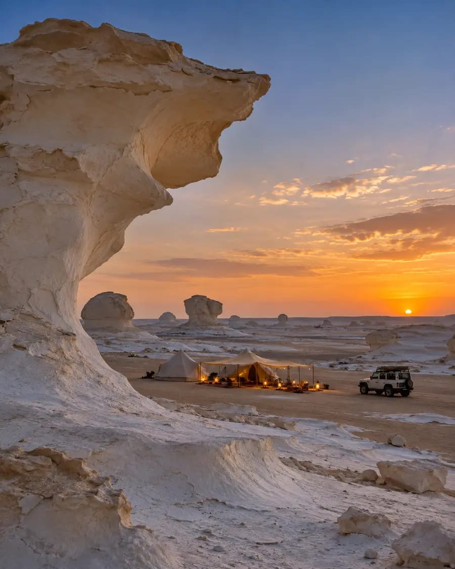 Formazioni di gesso nel Deserto Bianco egiziano al tramonto